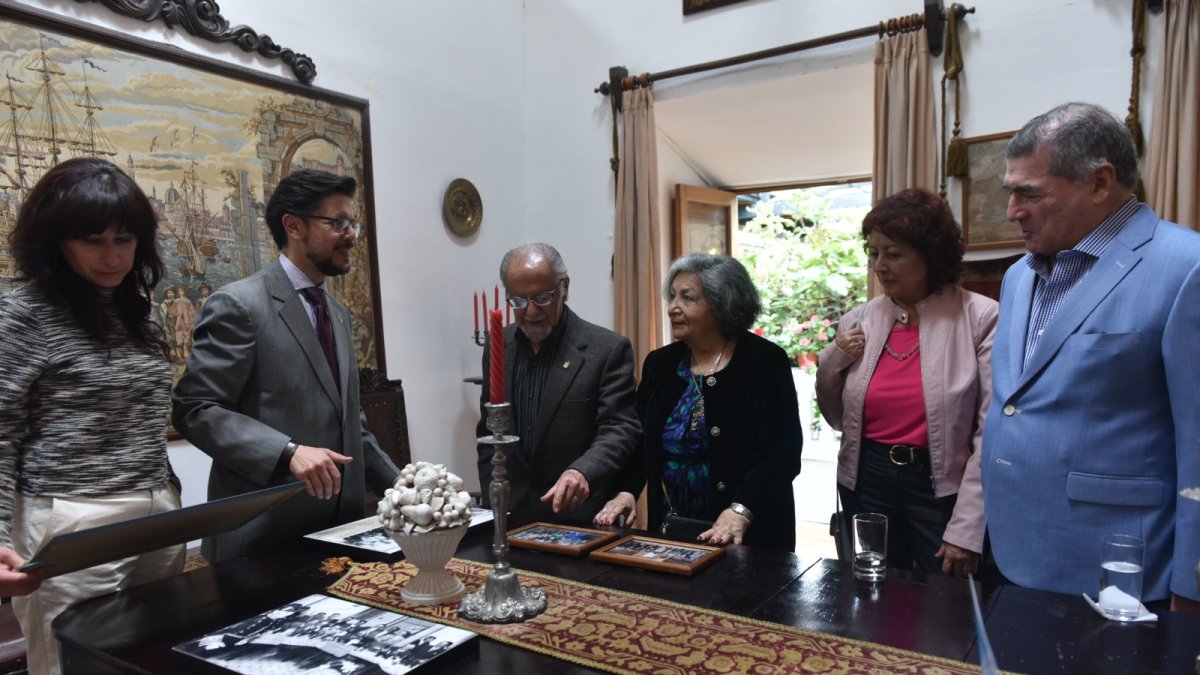 Los integrantes de la Colonia de Quiteños residentes en Quito se reúnen en la Casa del Higo, donde comparten historias y leyendas de la capital ecuatoriana.