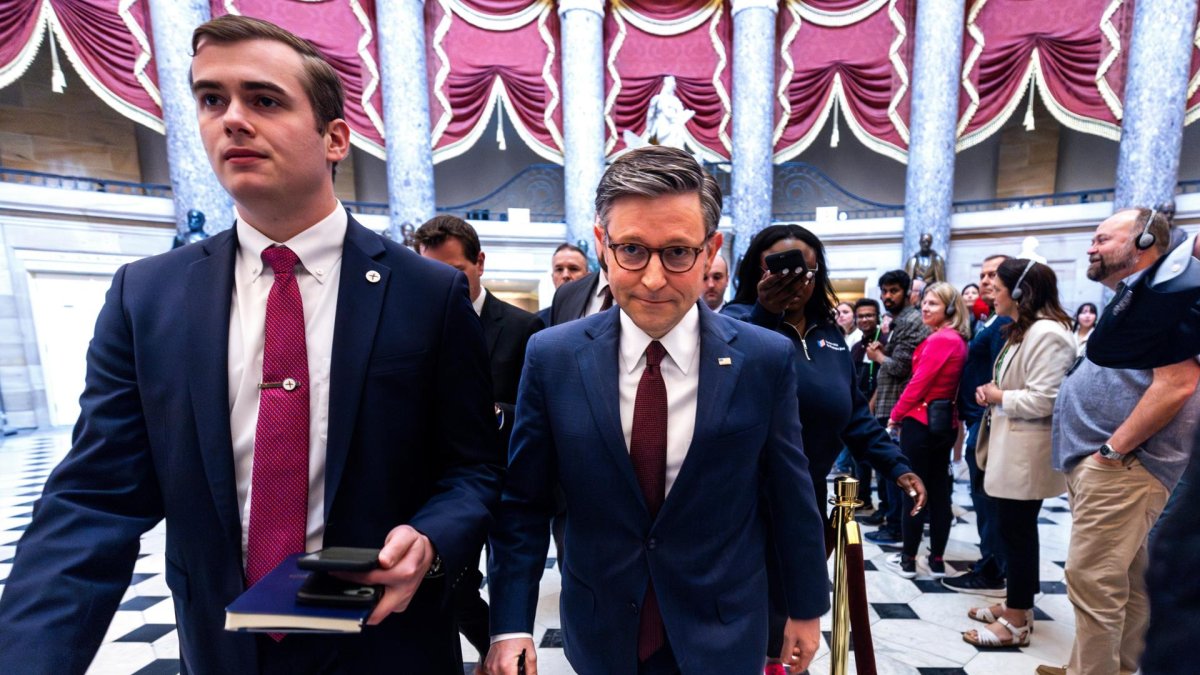 El presidente de la Cámara de Representantes de Estados Unidos, Mike Johnson (c).