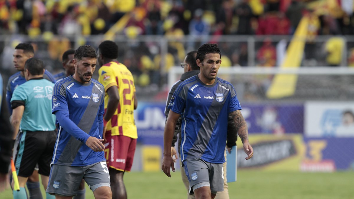 Los volantes Cristian Erbes (i) y Marcelo Meli lamentan la derrota 3-1 contra el líder Aucas.