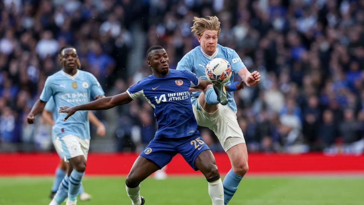 Kevin de Bruyne de Manchester City (d) en acción contra Moisés Caicedo, de Chelsea.
