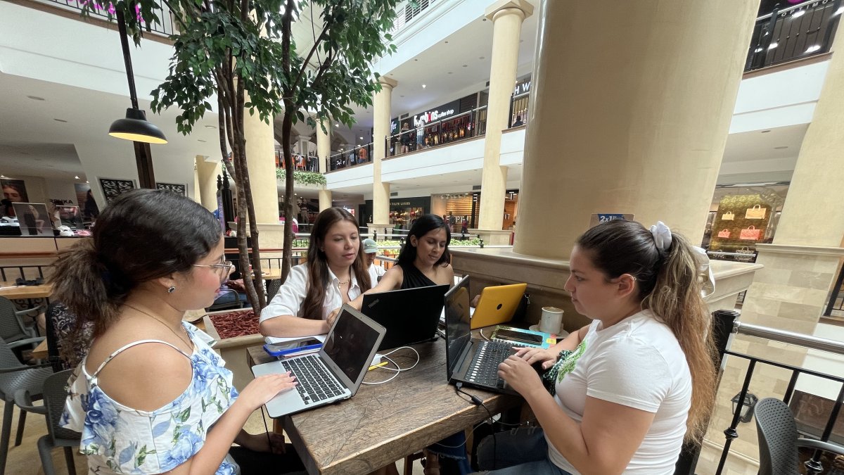 Labores. Decenas de personas han cambiado las oficinas por cafeterías, ante los cortes.