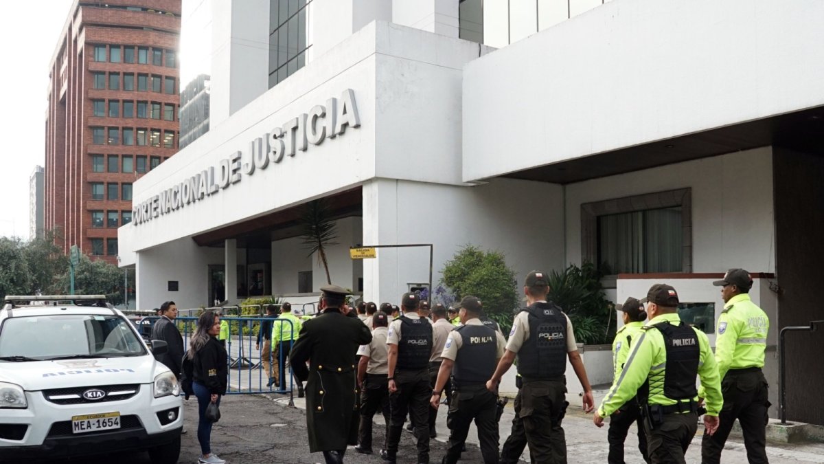 El pasado 28 de marzo, agentes policiales custodiaron los exteriores de la Corte Nacional, día en que Mayra Salazar rindió su testimonio.