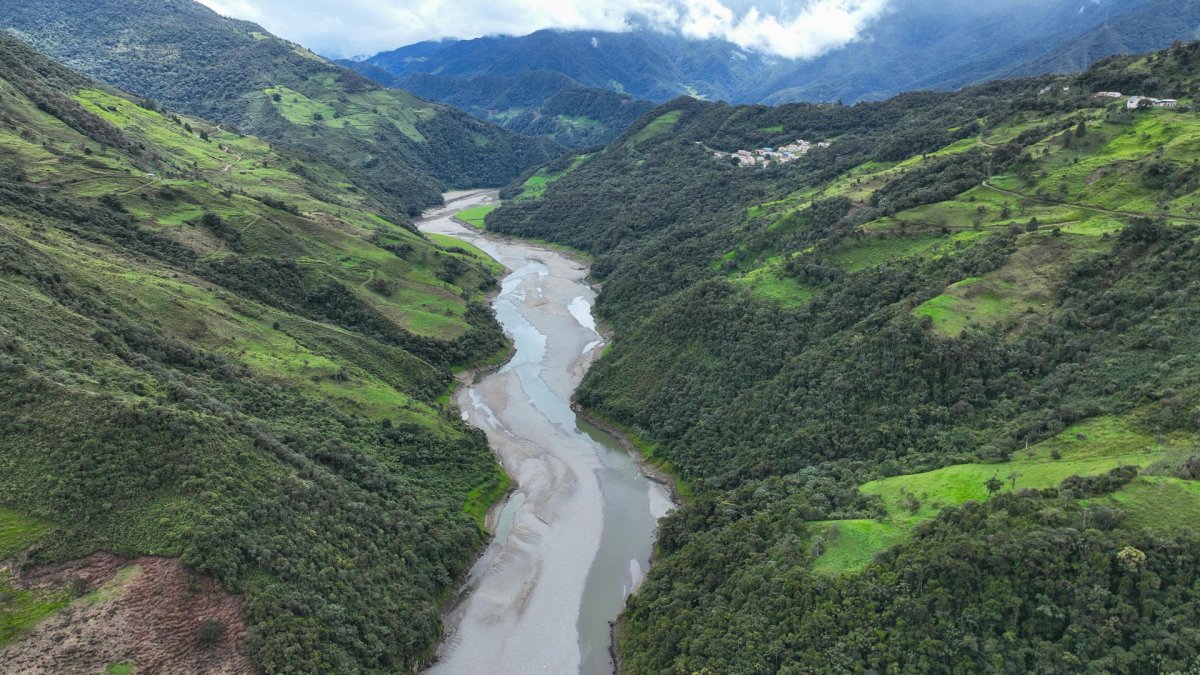 Fotografía del embalse e hidroeléctrica Paute, este jueves en la provincia del Azuay (Ecuador).
