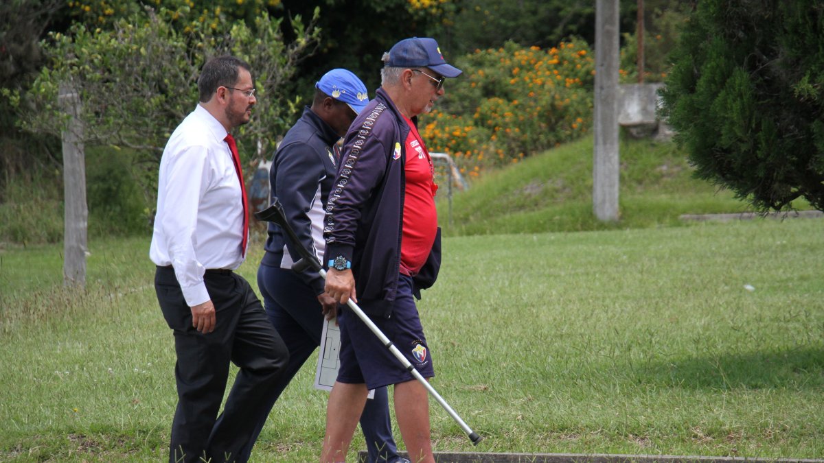 Marcos Pazos (i) y su directorio decidieron poner fin al ciclo de Ever Hugo Almeida (d) en El Nacional, tras nueve jornadas de la LigaPro.