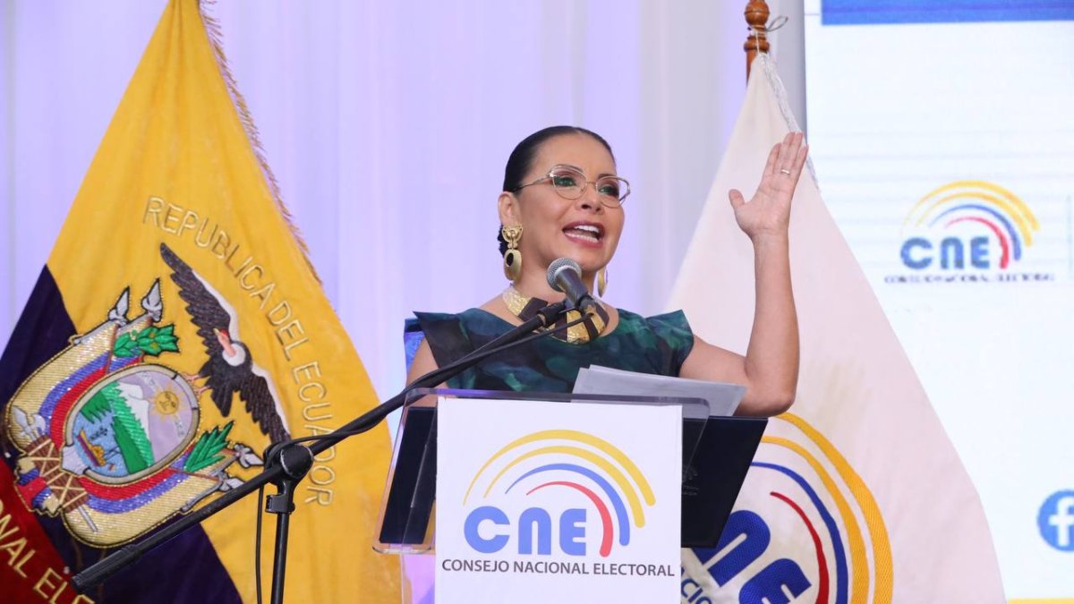 Diana Atamaint, presidenta del CNE, inauguró la jornada electoral de este 21 de abril.