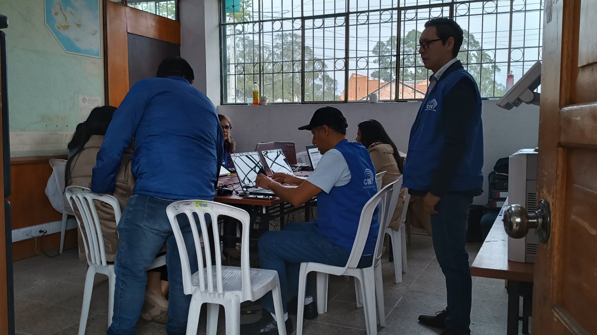 El personal del CNE inició la jornada electoral desde el centro de procesamiento de datos.