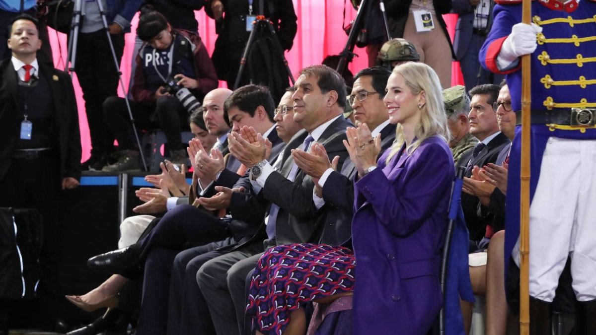 La primera dama asistió a la inauguración de la jornada electoral junto a su esposo, el presidente Daniel Noboa.