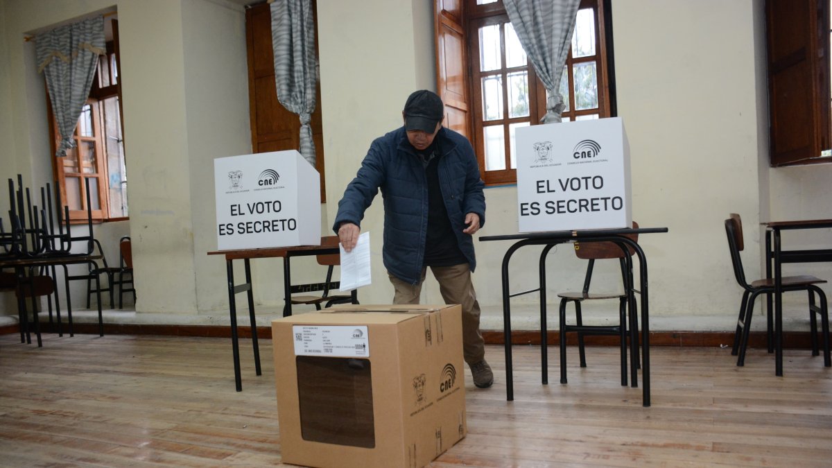 Así es el ambiente electoral en el Instituto Nacional Mejía centro de la Ciudad de Quito