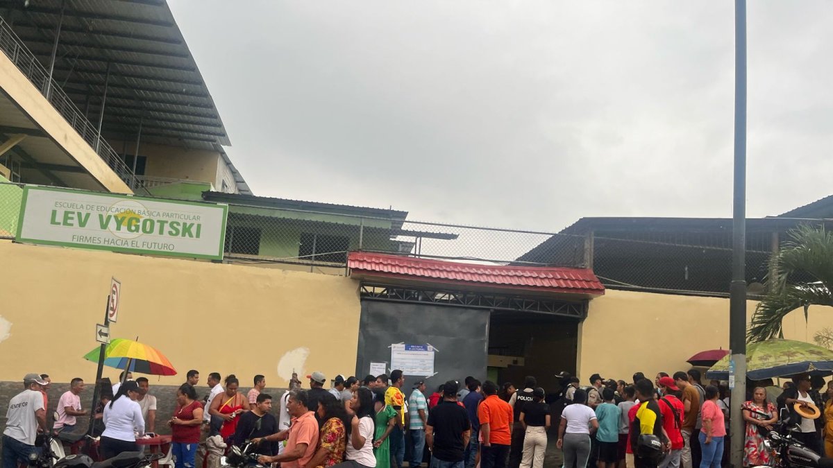 Se registran largas filas en algunos recintos electorales de Guayaquil.