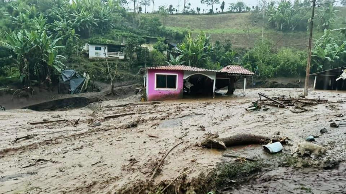 Deslave.- Una fuerte lluvia ha provocando que cauce del agua de la quebrada se saliera y arrastre parte de la montaña en El Citado, comunidad de la provincia de Chimborazo.