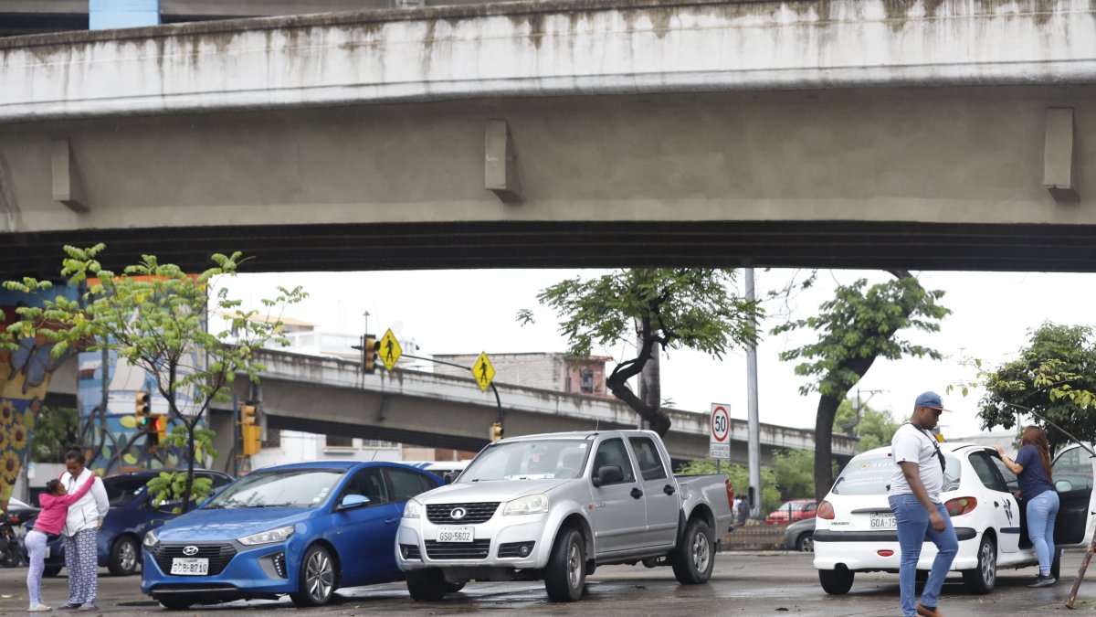 Los vehículos se estacionan en áreas no permitidas durante esta jornada electoral