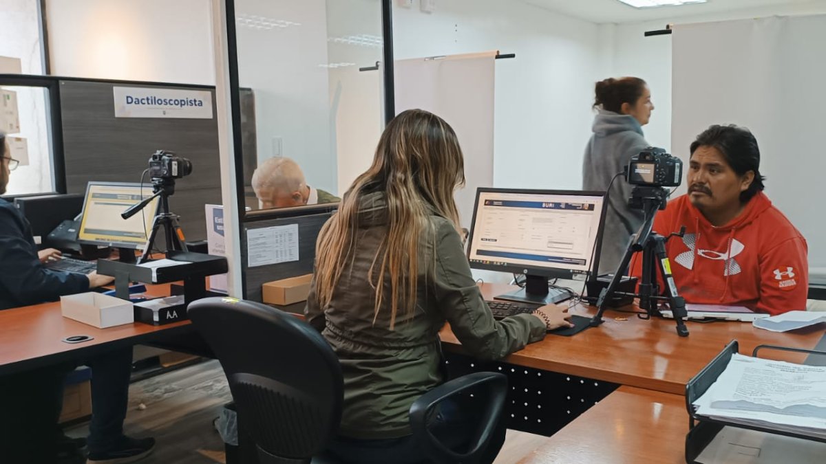 Desde muy temprano asistieron los ciudadanos al Registro Civil para obtener su cédula de identidad.