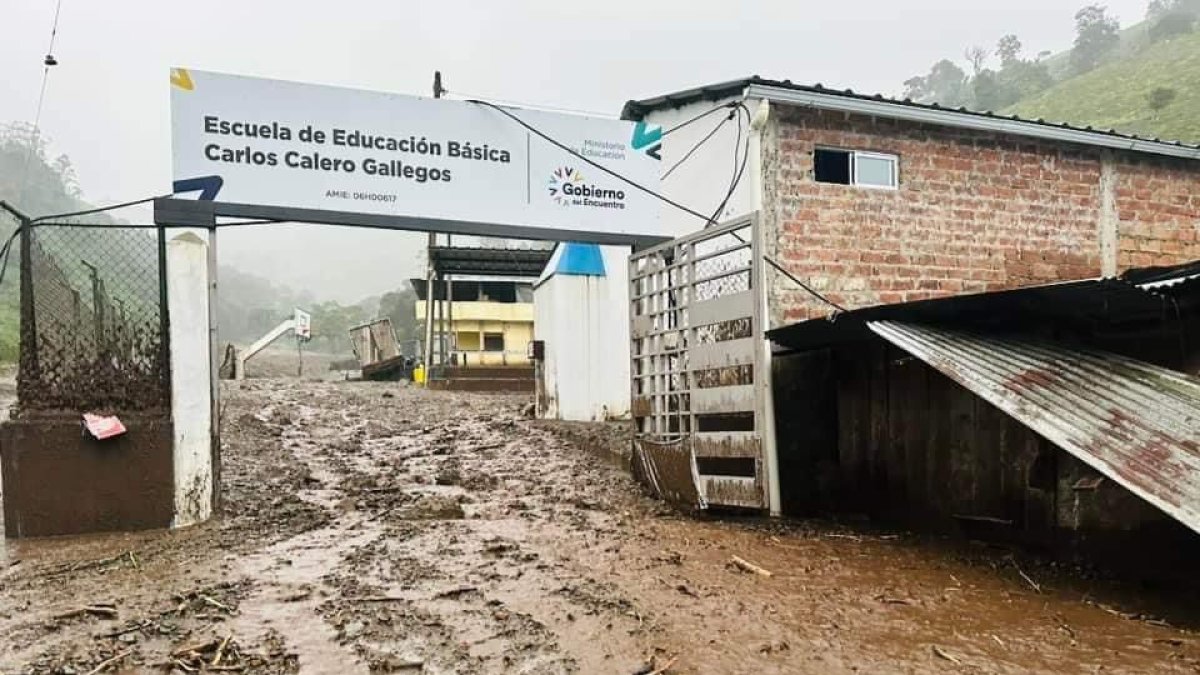Familias desaparecidas, viviendas afectadas y carretera principal totalmente cerrada: un aluvión en el cantón Alausí, Chimborazo.