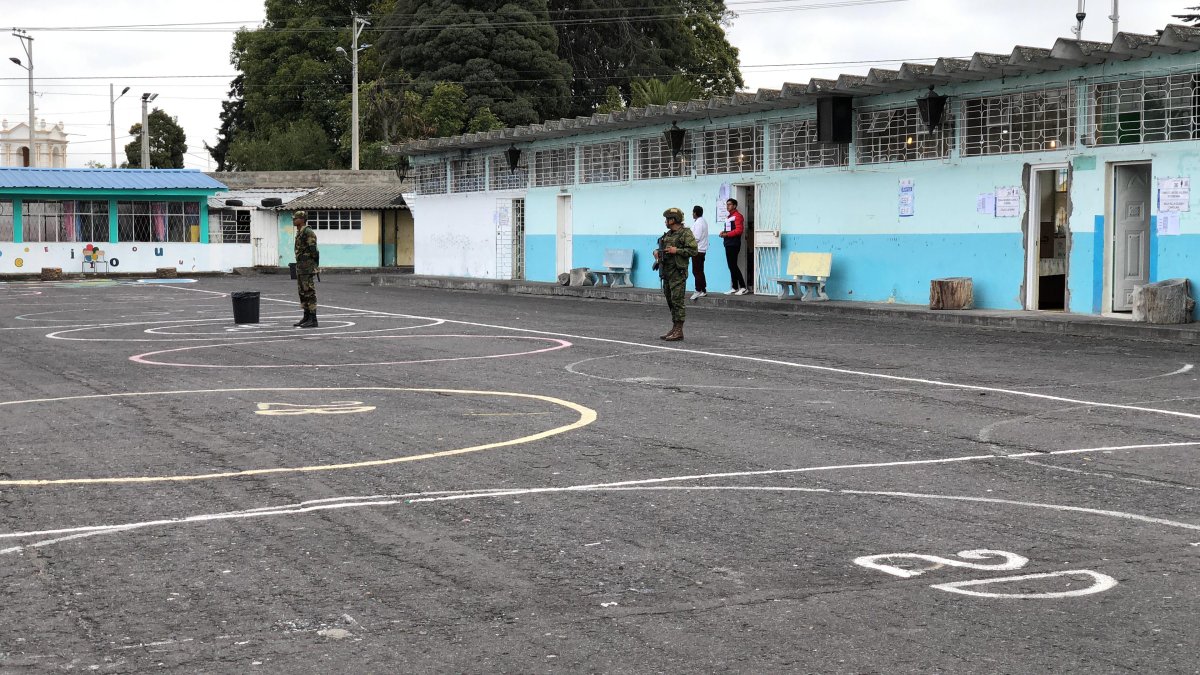 Miembros de las fuerzas armadas resguardan los alrededores de los recintos electorales