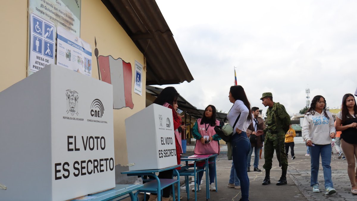 Electores asisten a ejercer su derecho al voto en Pusuquí y Pomasqui