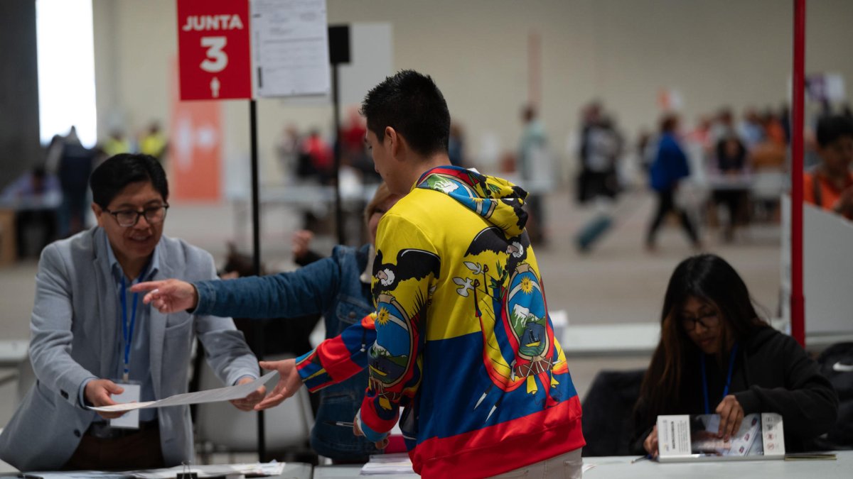 Ecuatorianos en España se pronuncian respecto al Referéndum y Consulta Popular 2024 en el IFEMA en Madrid, este domingo.