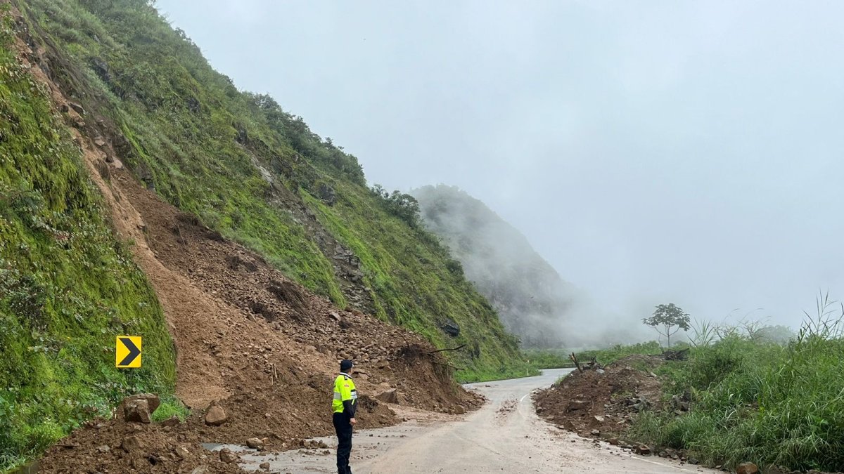 La vía está cerrada por un deslizamiento de material.