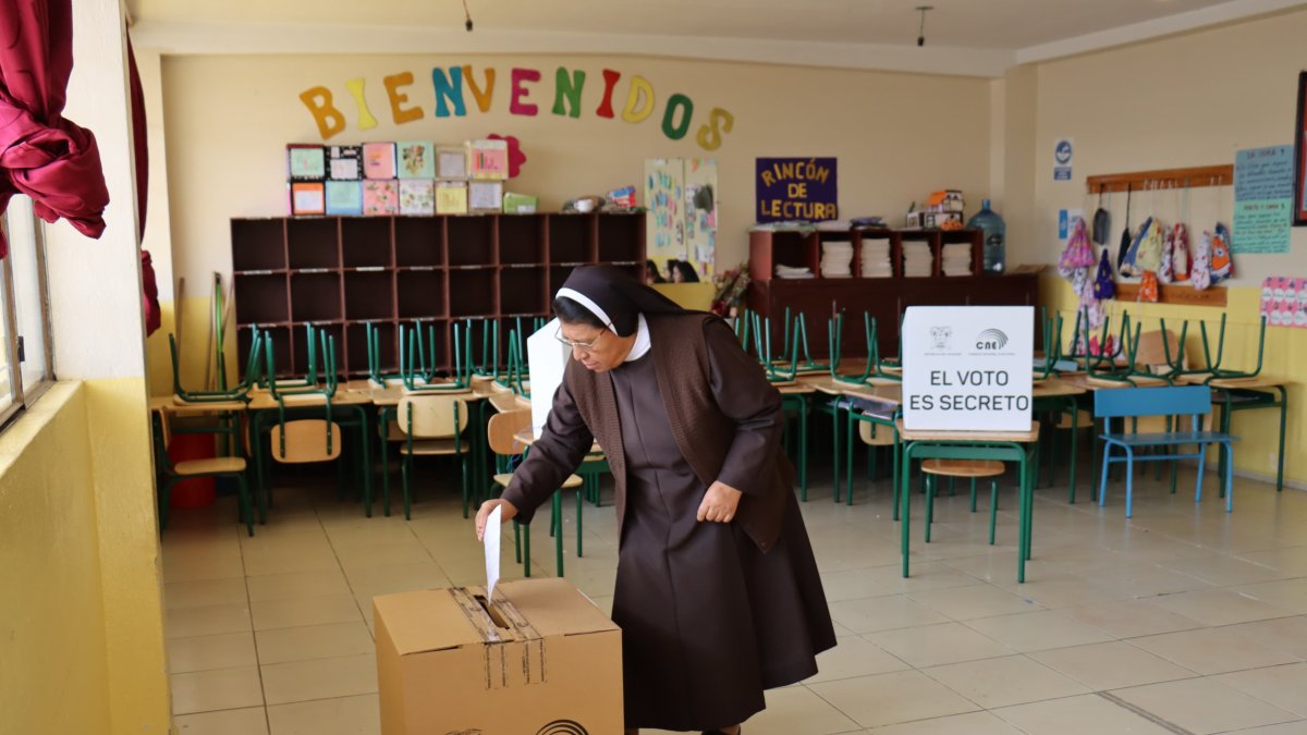 La hermana Carmen Pazmiño sufragó por primera vez en Ecuador.