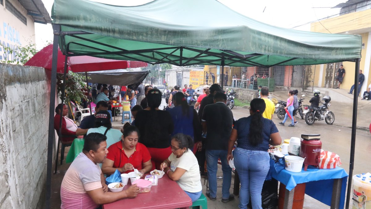 El comercio ha mejorado en los exteriores de los recintos electorales