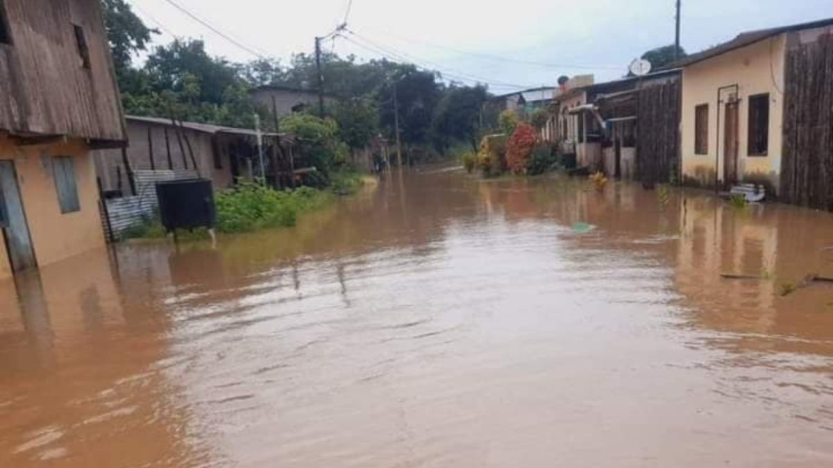 También varios cantones de la provincia verde se inundaron, luego de una fuerte lluvia.