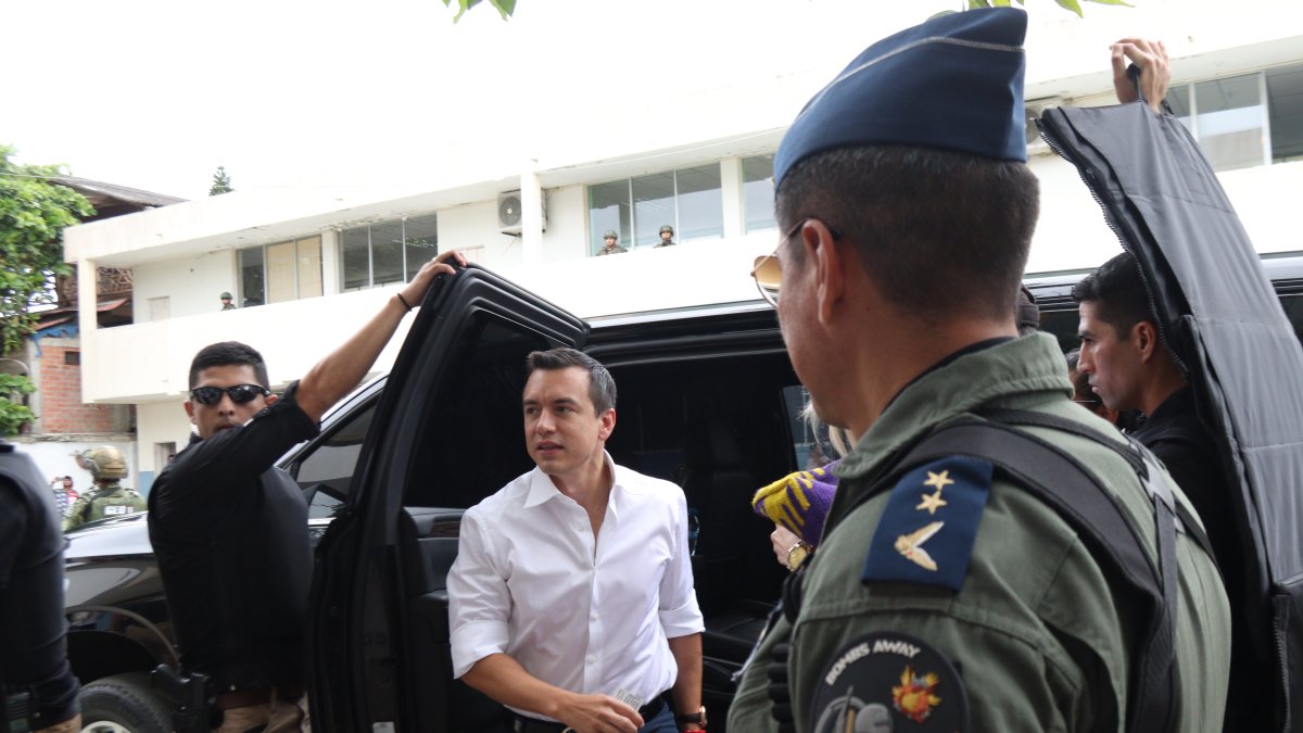 Momento en el que llegó el presidente Daniel Noboa a sufragar, en Olón.