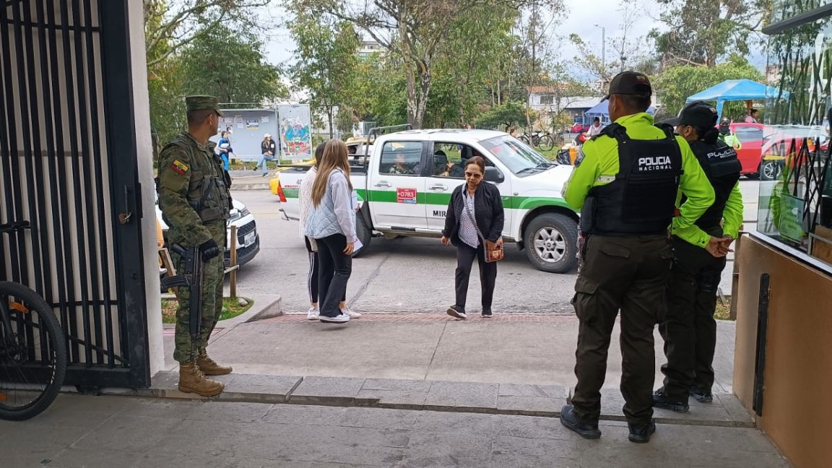 La Unidad Educativa Sagrados Corazones se instaló 20 mesas con un promedio de 350 votantes en cada una.