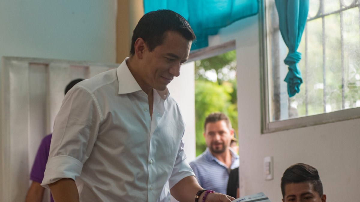 El presidente Daniel Noboa votó en Olón, provincia de Santa Elena.