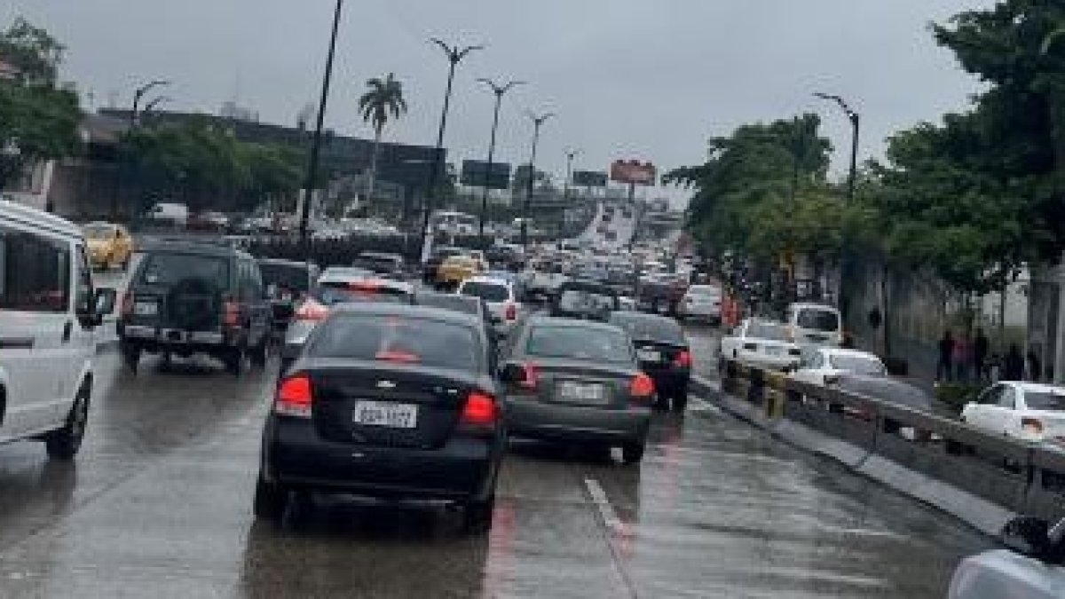 La entrada a los recintos de la avenida de las Américas se encontraba atascada en ambos sentidos de la vía.