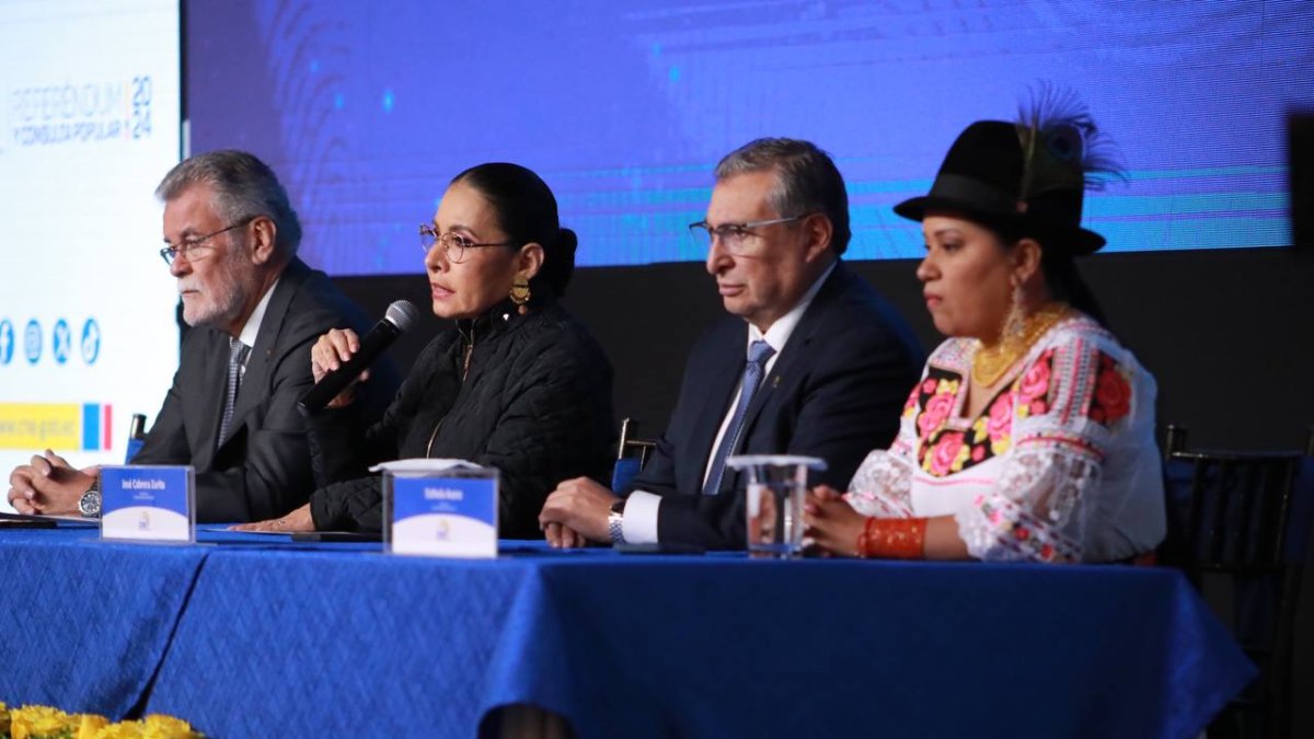 Consejeros del CNE desde el centro de mando y difusión de resultados.