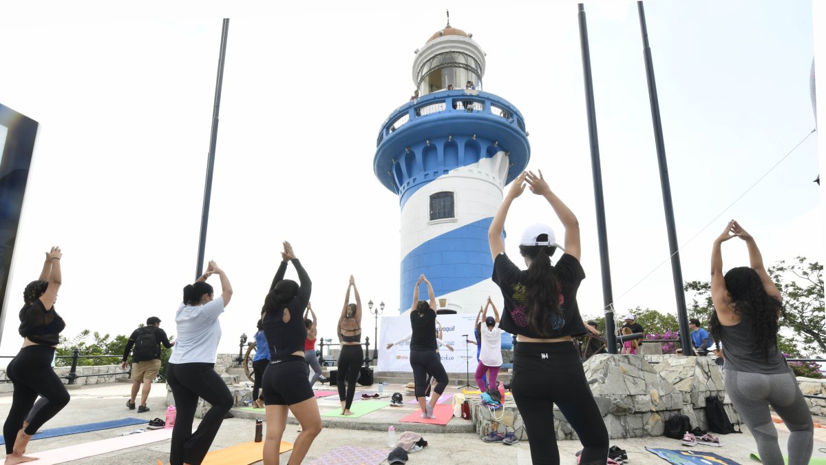Al pie del faro, los guayaquileños disfrutaron de la sesión de yoga.