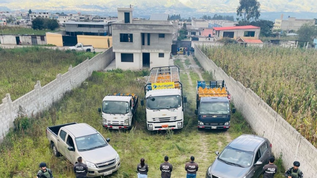 En el operativo realizado por la policía se encontraron los tres camiones en un terreno