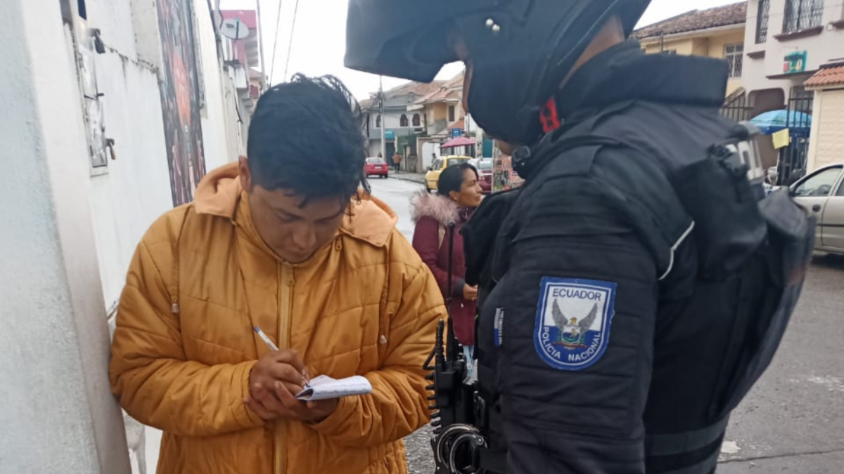 El ciudadano fue multado al ingreso del recinto electoral.