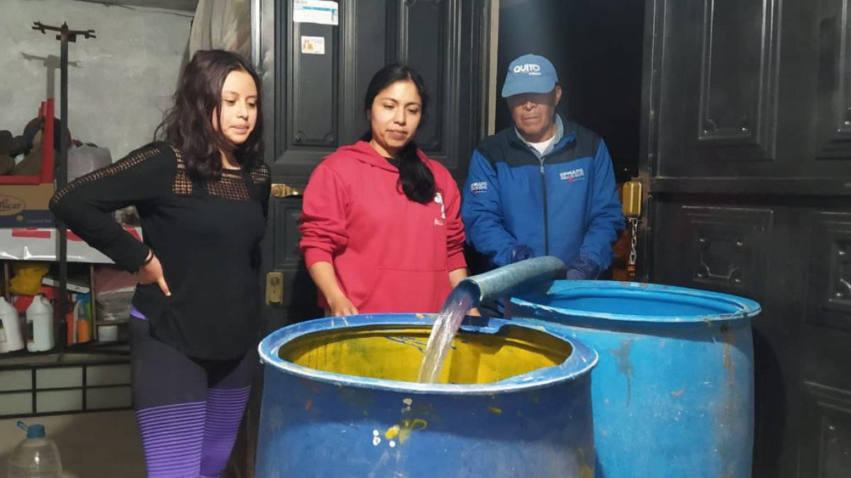 Las personas obtienen agua a través de tanqueros, debido a la suspensión del servicio en Quito.