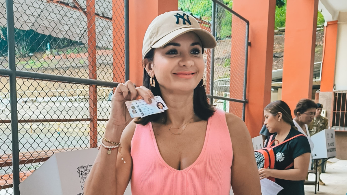 Sufragio. Marcela Aguiñaga votó una vez que cesó la lluvia en Guayaquil.