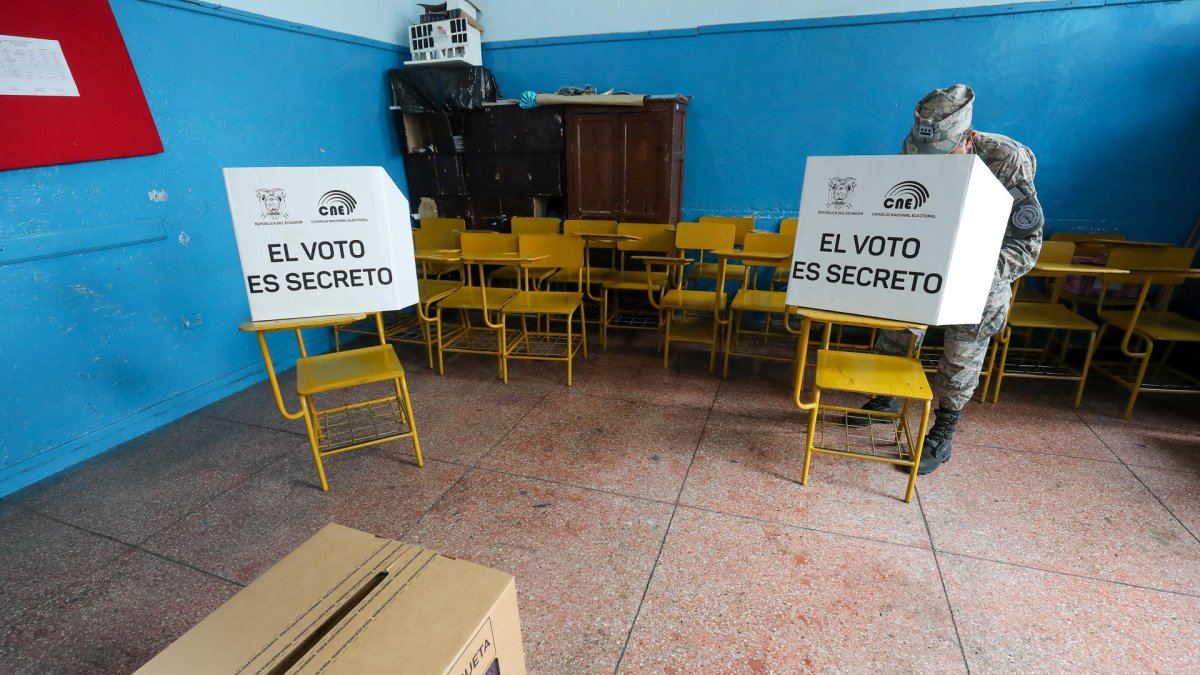 El referéndum, convocado por el presidente Daniel Noboa, consiste en once preguntas a responder por la ciudadanía.