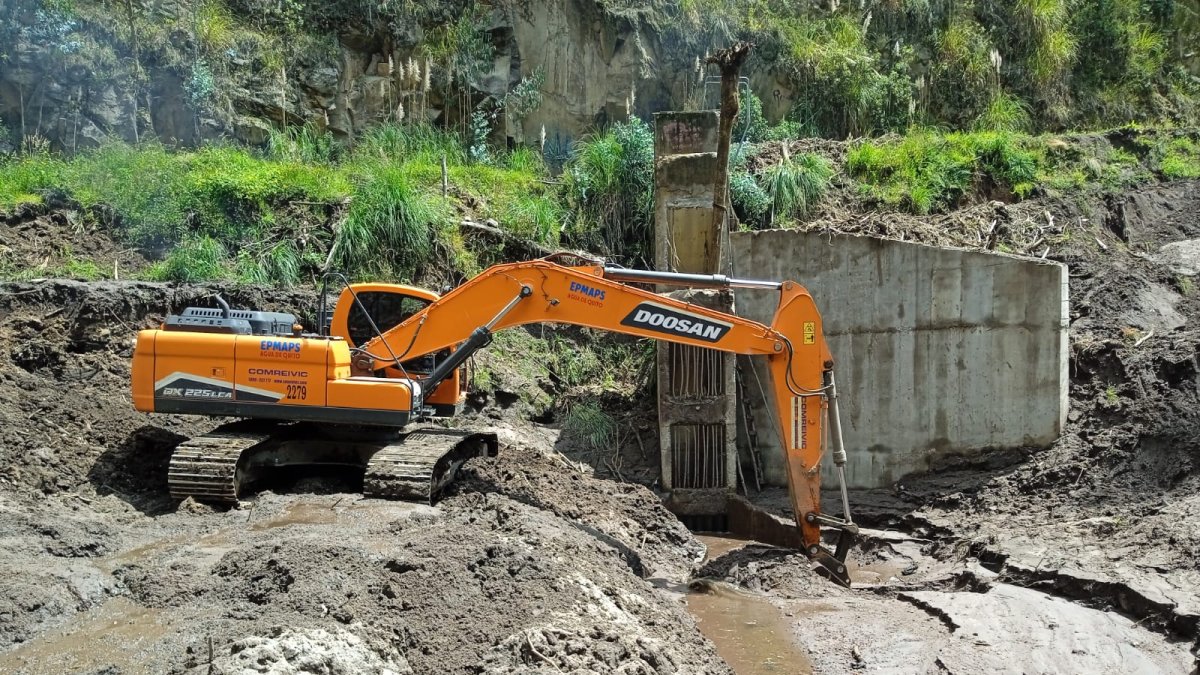 Personal del Epmaps realizó labores de limpieza en las captaciones de las quebradas Pimampiro y Pulida Alta para garantizar el drenaje del agua lluvia.
