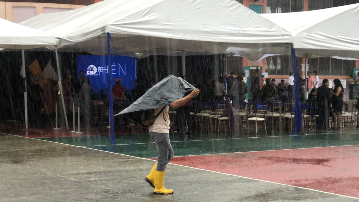 La mañana de este 21 de abril ha pasado lloviendo en Babahoyo. Pocos han sido los votantes que han ido a sufragar.