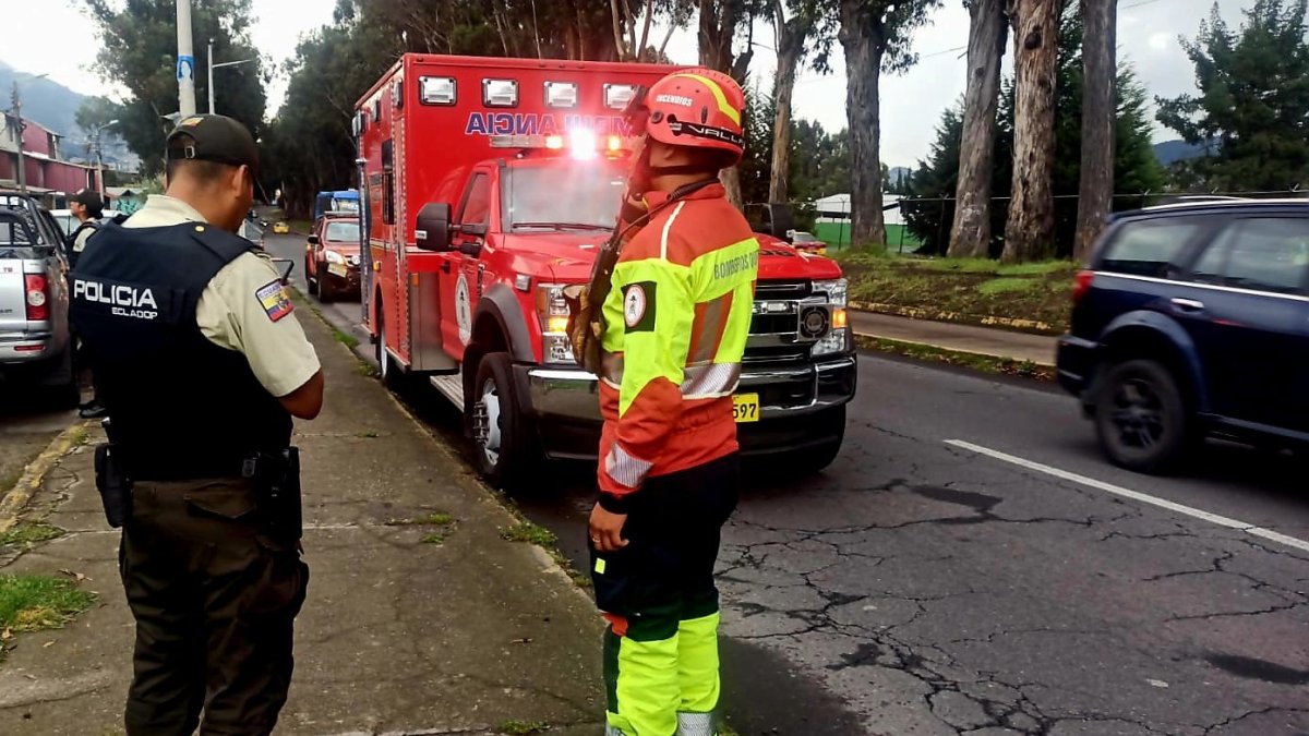 El trabajador cayó desde la altura de un tercer piso en el sur  de  Quito.