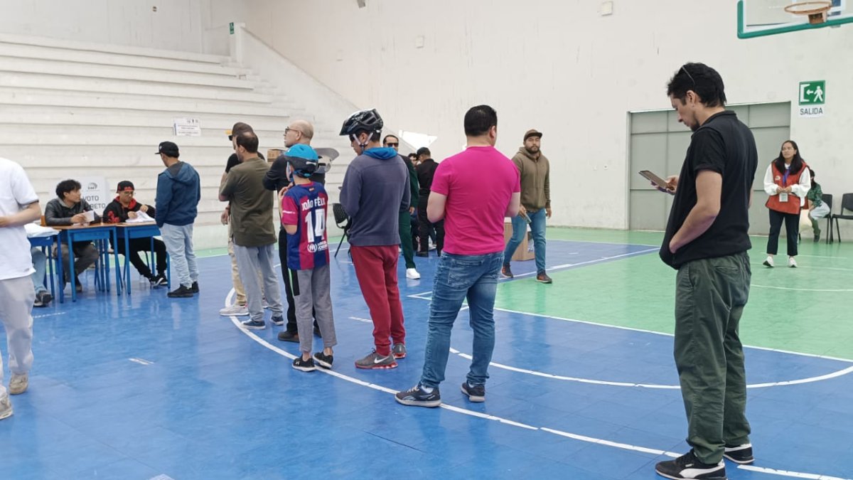 Ciudadanos haciendo fila para ejercer su derecho al voto en Cuenca.