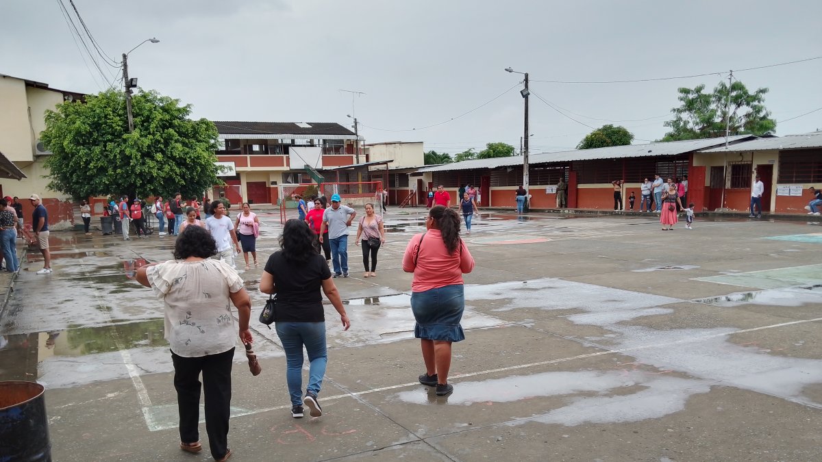 La ciudadanía comenzó a llegar a los centros de votación cuando la lluvia terminó.