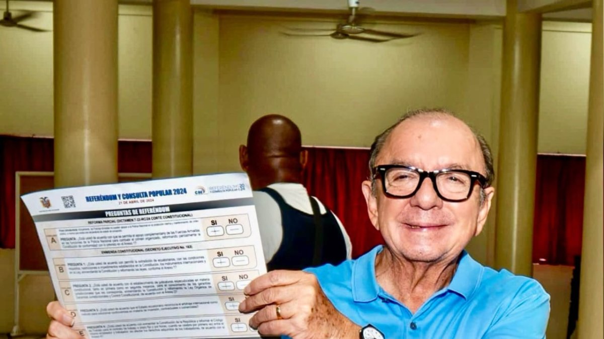 El empresario Álvaro Noboa apoyó el Sí en las 11 preguntas de la consulta popular.