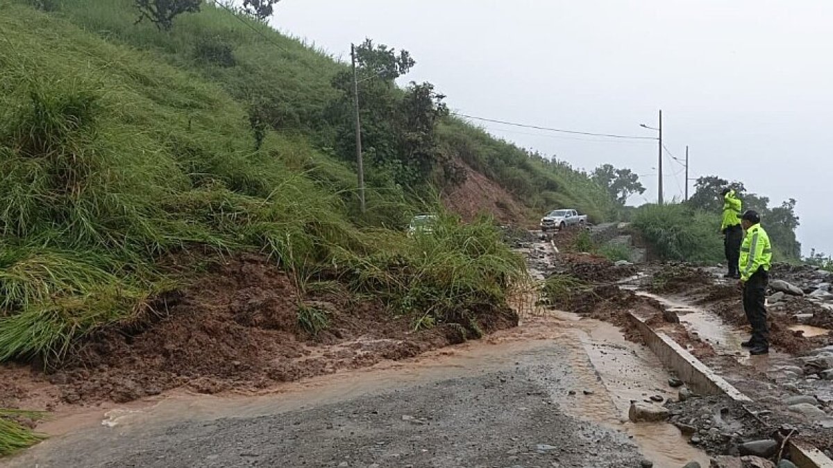 El deslave dejó aisladas a decenas de personas en varias localidades de Chimborazo.