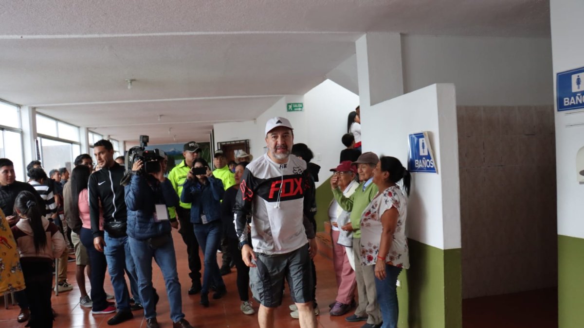 El alcalde Pabel Muñoz votó en la escuela Once de Febrero, en Nayón.