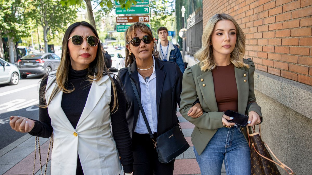 Darling Arrieta llegando a la audiencia en compañía de su abogada, Beatriz Uriarte y una de sus asesoras.