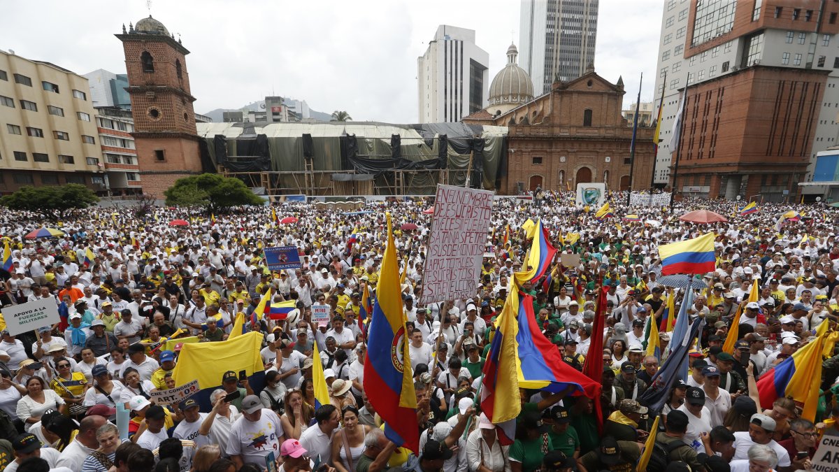Protesta. Decenas de colombianos se tomaron las calles, cansados de las fallas en el sistema de salud.