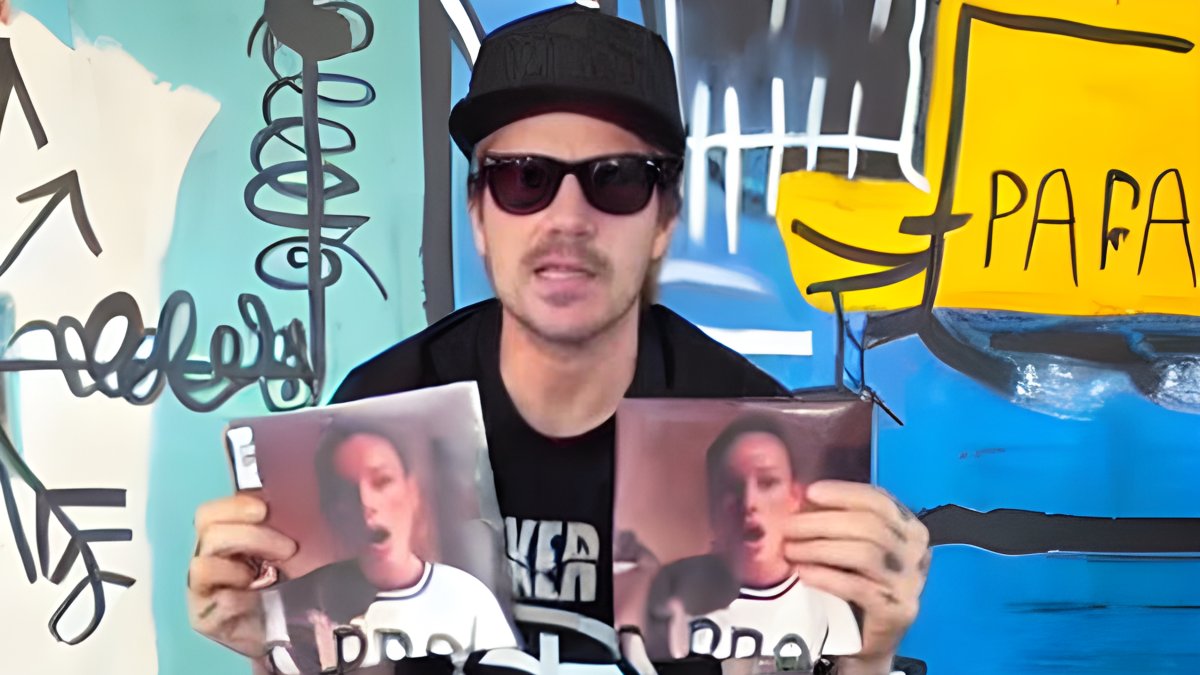 El cantante español Dani Martín junto a la portada de su nuevo tema 'Ester Expósito'