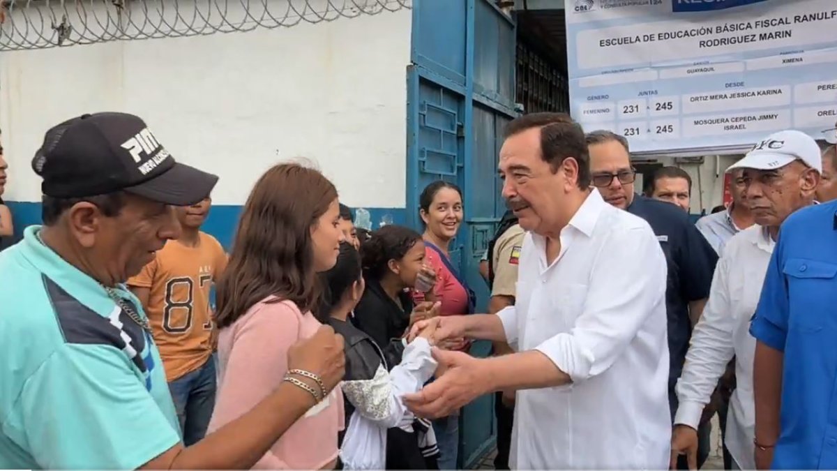 Jaime Nebot participó de las votaciones de la consulta popular 2024.
