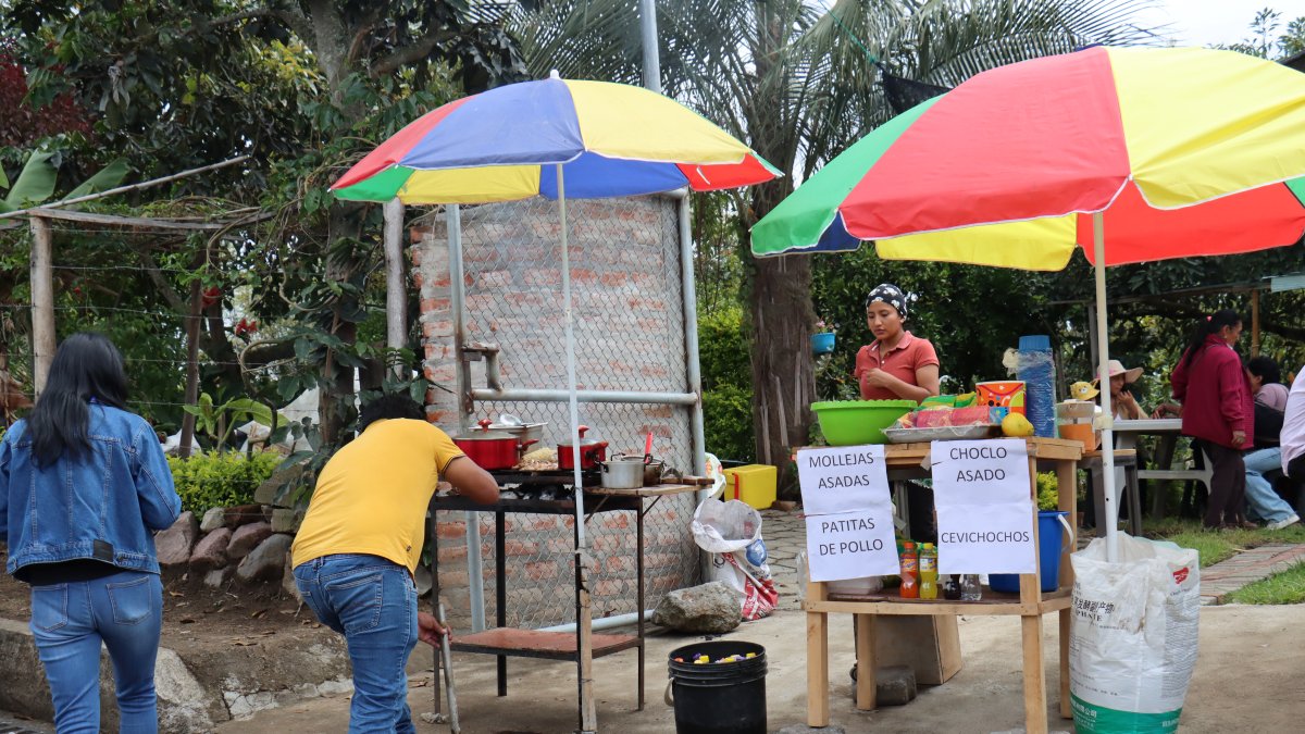 EL día de la consulta popular, la calle Jaime Roldós se llenó de vendedores de comida.