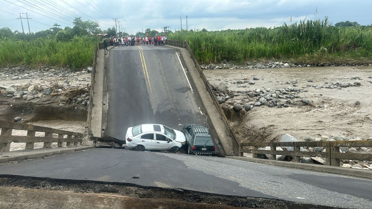 Un puente que conecta Cañar y Guayas colapsó este domingo 21 de abril.