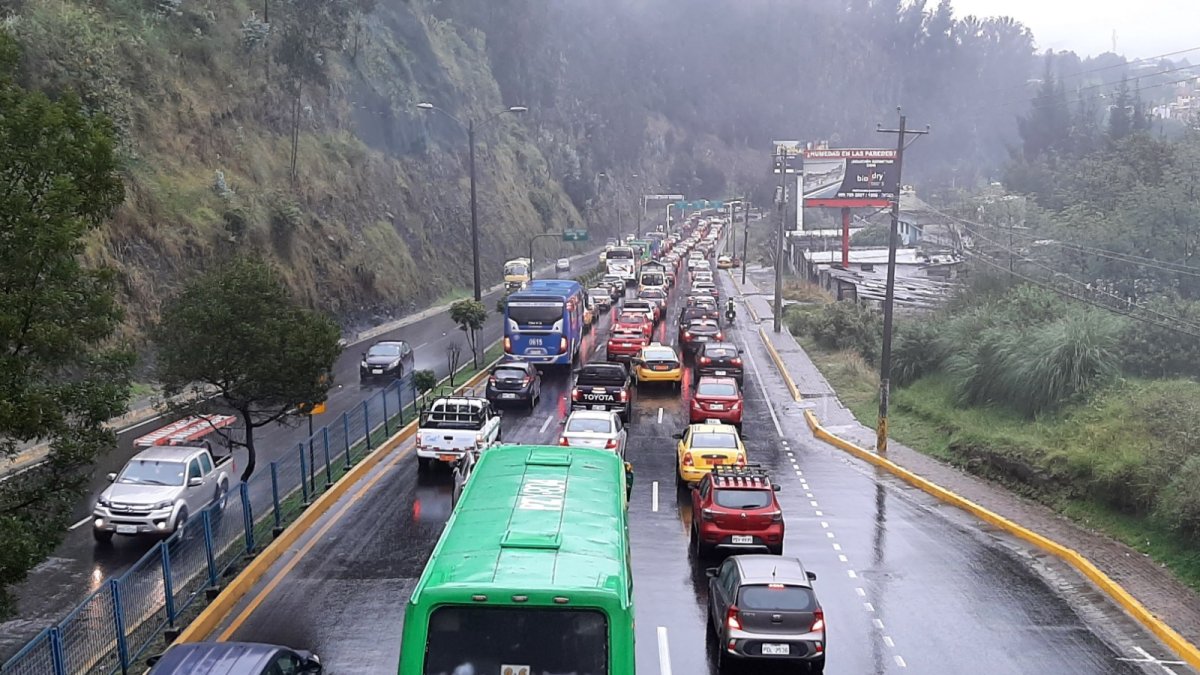 Por la autopista General Rumiñahui circulan a diario más de 100.000 vehículos. Los trancones se forman en horas pico de la mañana y noche.